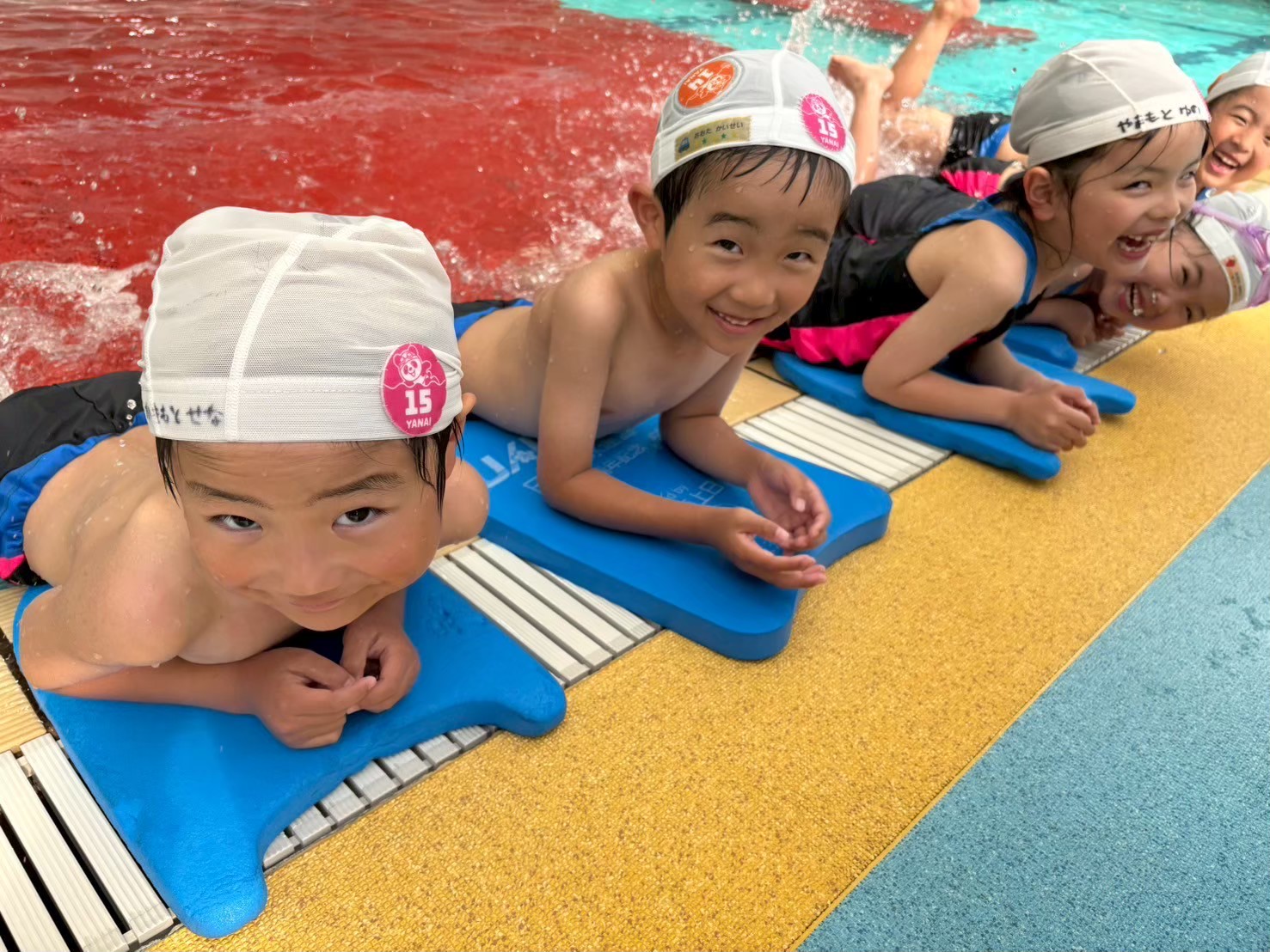 明るく活気のあるスイミング